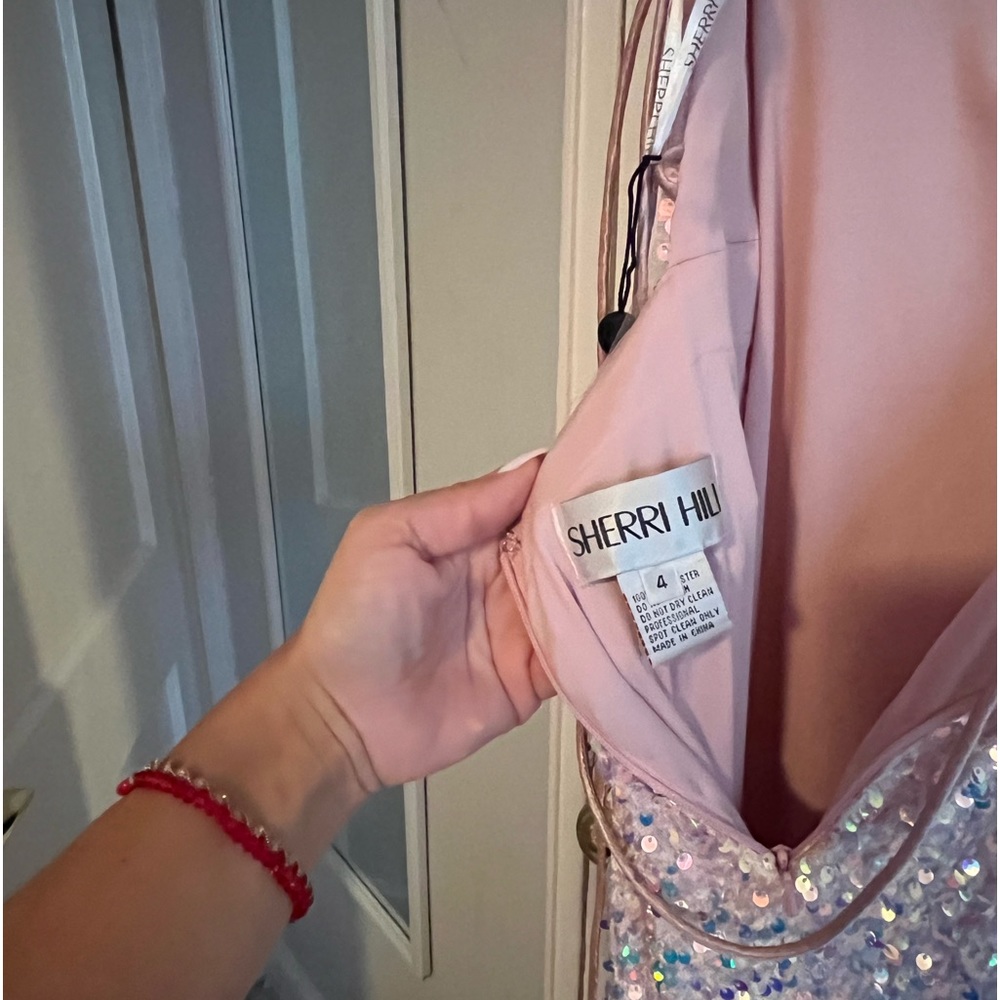 Beautiful gown!! Prom, sweet sixteen or any other event.